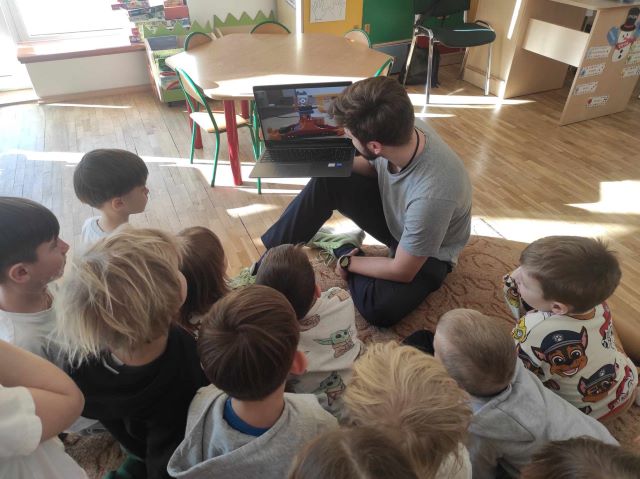 Pan informatyk pokazuje filmik