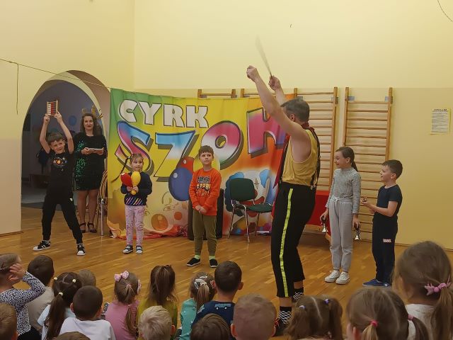 dzieci graja na instrumentach