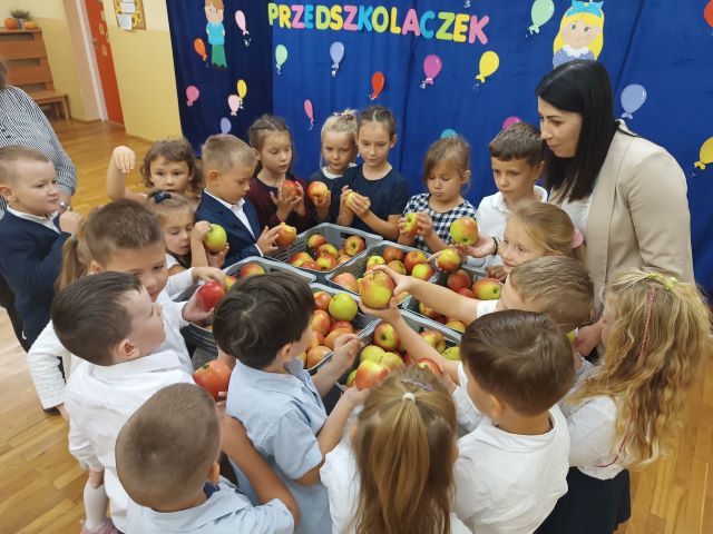 przedszkolaki z jablkami