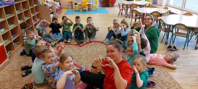 dzieci pokazuja serduszka