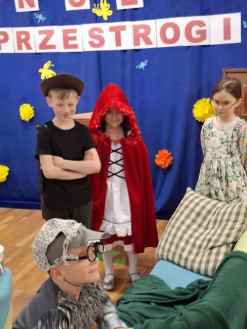 dzieci patrza na babcie