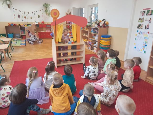 dzieci odgrywja scenki teatralne