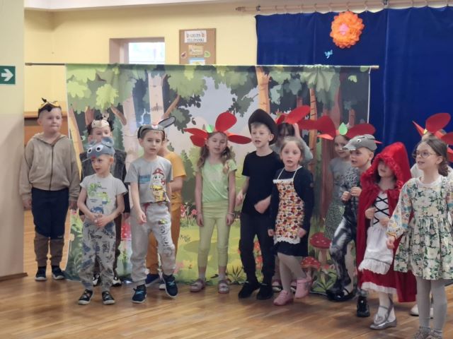 dzieci spiewaja piosenke