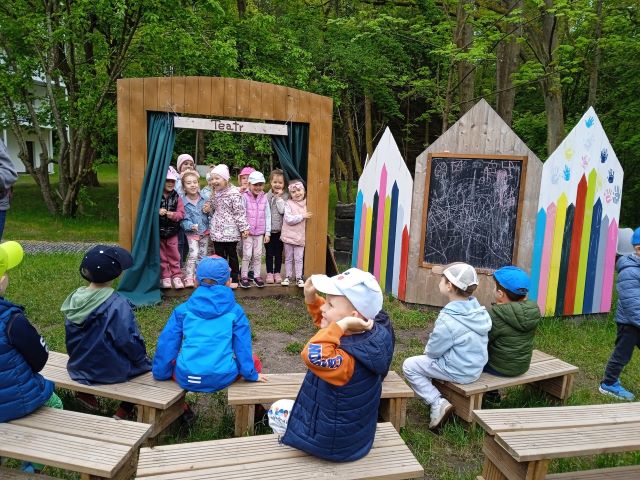 dzieci odgrywaja scenke