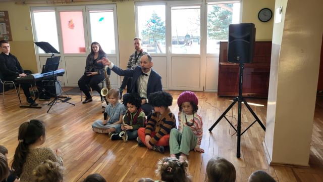 akrorzy siedza na podlodze