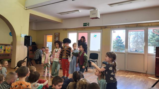 aktorzy stoja na scenie