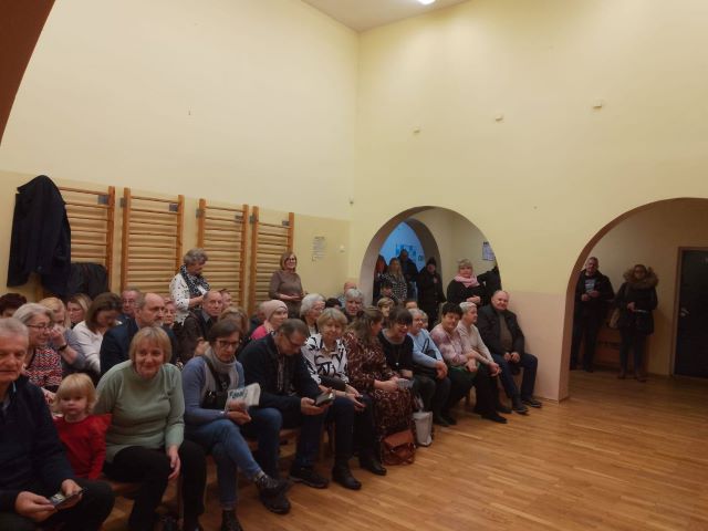 dziadkowie siedza na sali