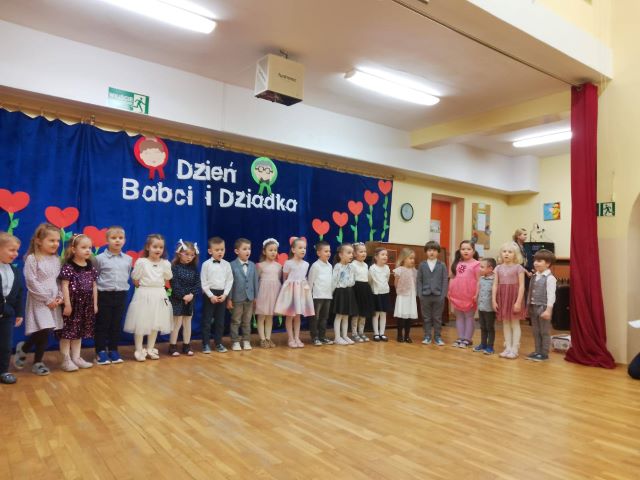 dzieci stoja na sali gimnastycznej 