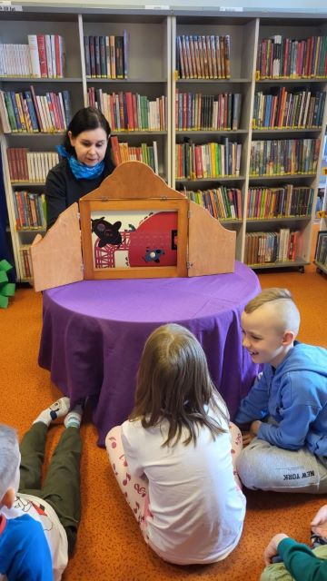 bibliotekarka czyta bajke