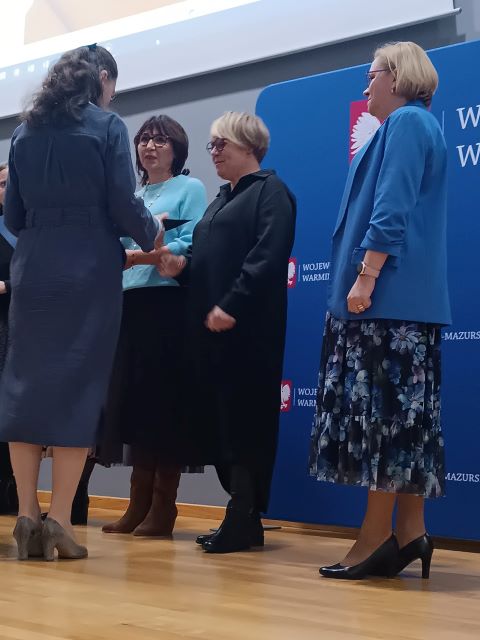 pani dyrektor otrzymuje gratulacje i certyfikat szkola wierna dziedzictwu