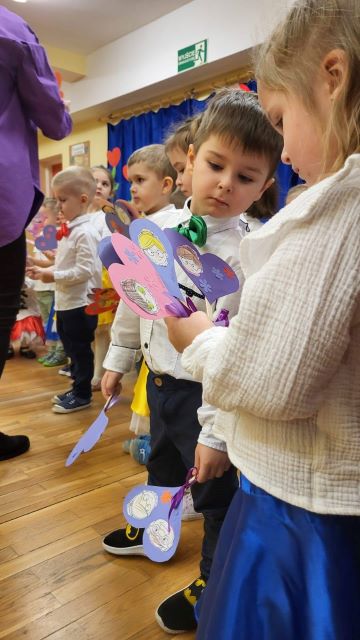 chłopczyk patrzy ns serce