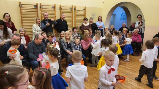 dziadkowie siedza na widowni