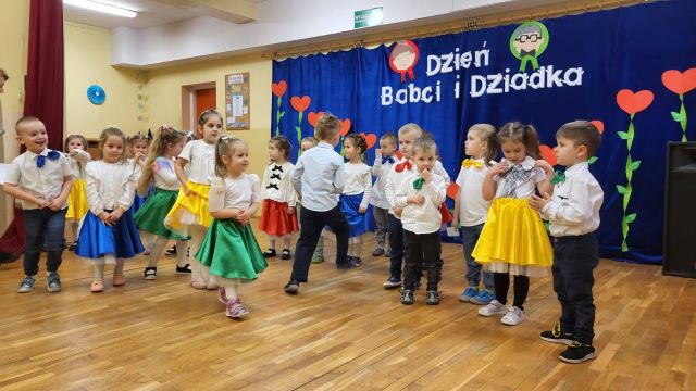 dzieci mowia przez mikrofon