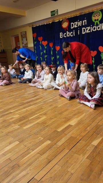 dzieci graja na patyczkach