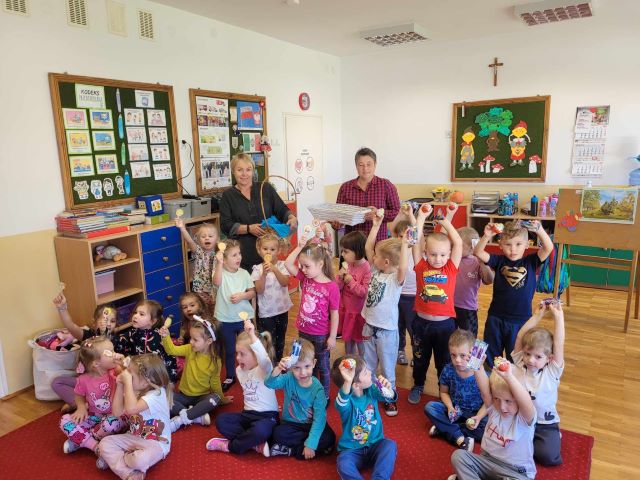 dzieci stoja z pania dyrektor i kierownik