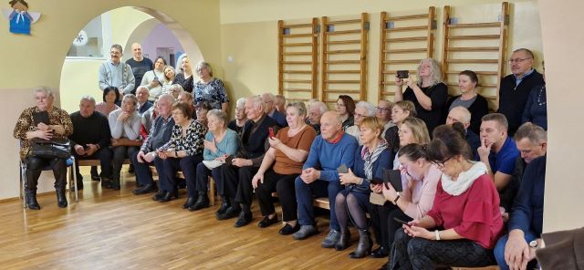 babcie i dziadkowie siedza na krzeslach
