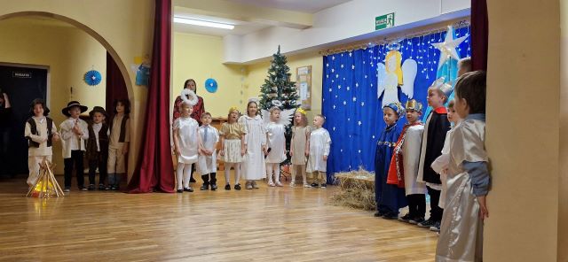 dzieci przedstawiaja jaselka