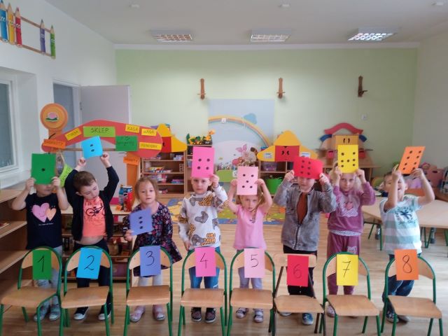 dzieci trzymają kartki