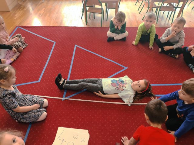 dziewczyna lezy na dywanie