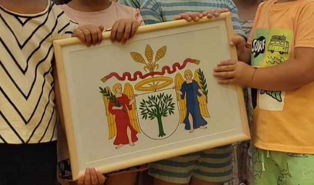 dzieci trzymaja nowy herb