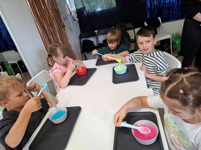 dzieci mieszaja lyzka