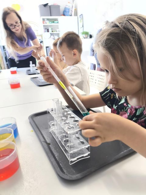 dzieci robia eksperymenty