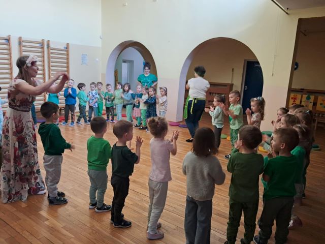 dzieci chodza po sali