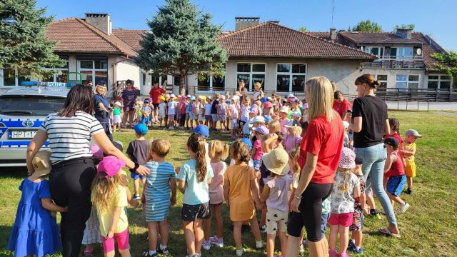 dzieci stoja na placu