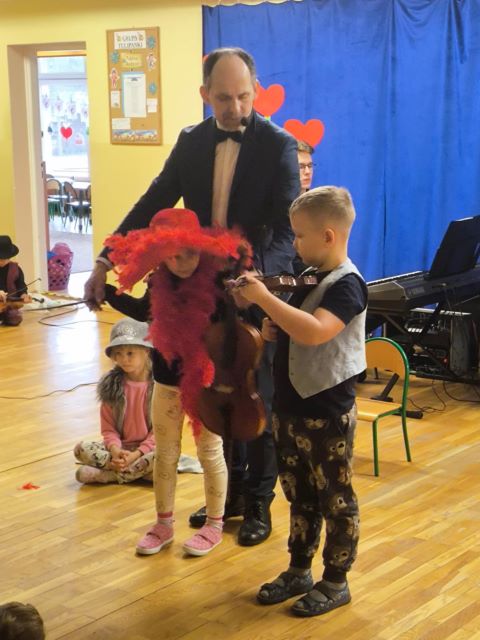 chlopiec gra na skrzypacach