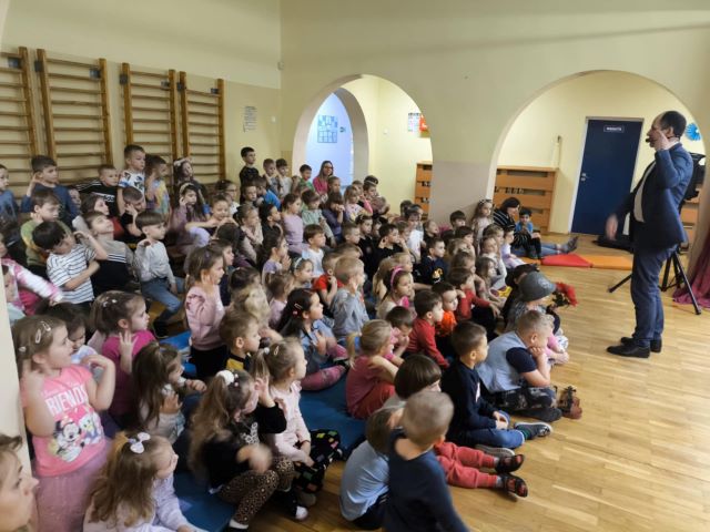 dzieci graja na skrzypacach