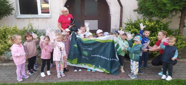 dzieci stoja przed przedszkolem 