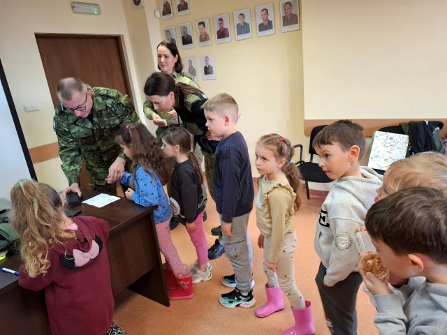 dziewczynka obija swoj oddcisk palca