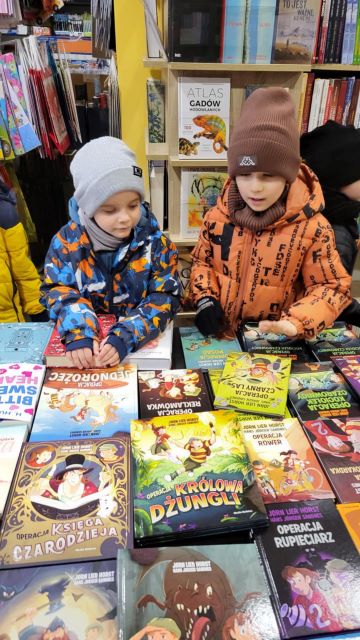 chlopcy ogladaja ksiazki