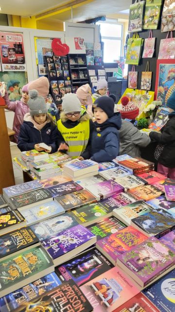 dzieci wybieraja ksiazki