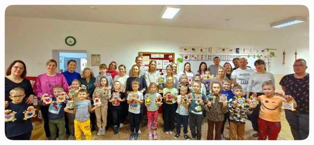 rodzice z dzieci na zajeciach otwartych