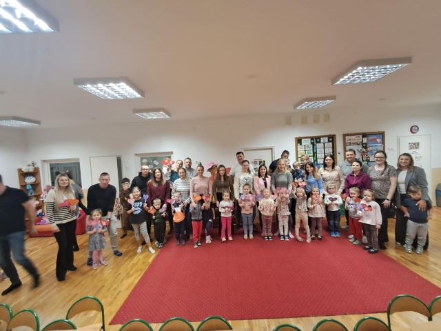 rodzice stoja z dziecmi