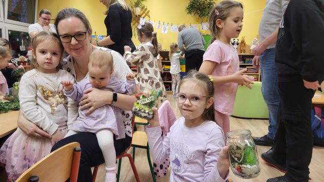 dziewczynka trzyma w reku sloiki