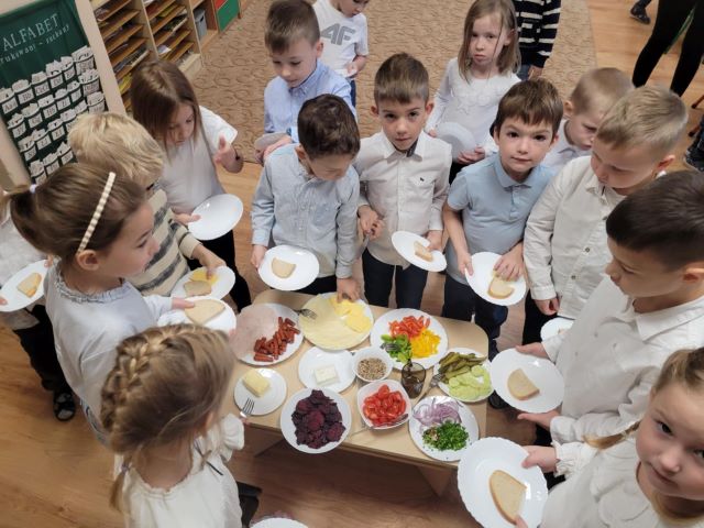 dzieci nazwywają produkty