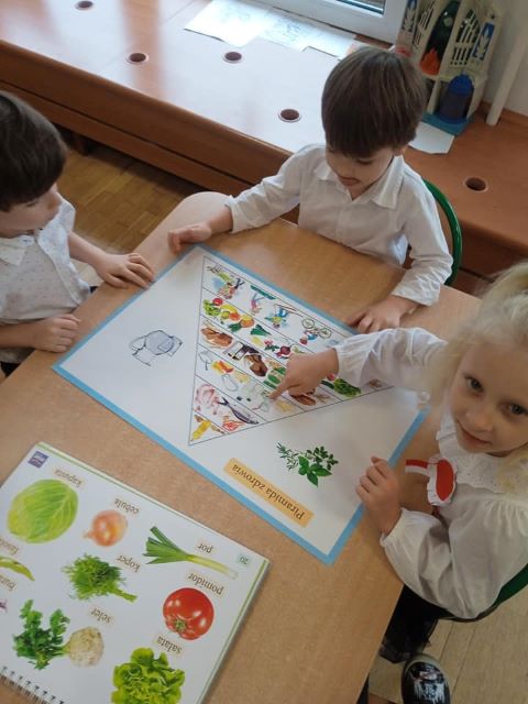 dzieci ogladaja ksiazke