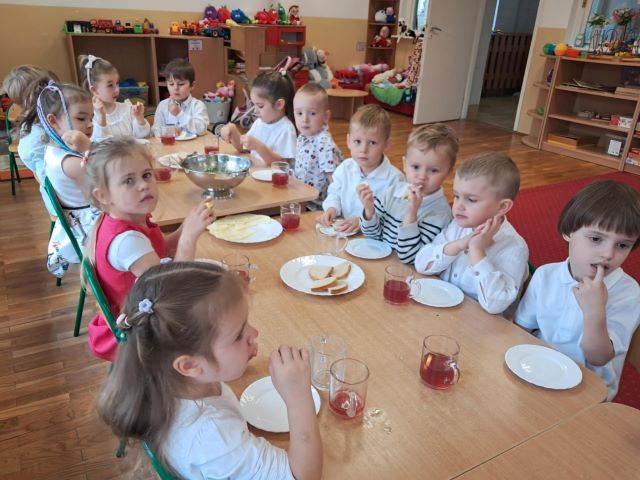 przedszkolaki robia kanapki