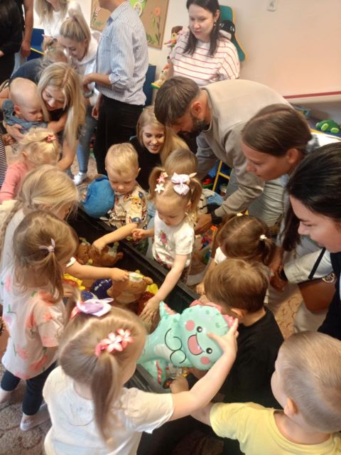 dzieci wyjmuja ze skrzyni niespodzianki