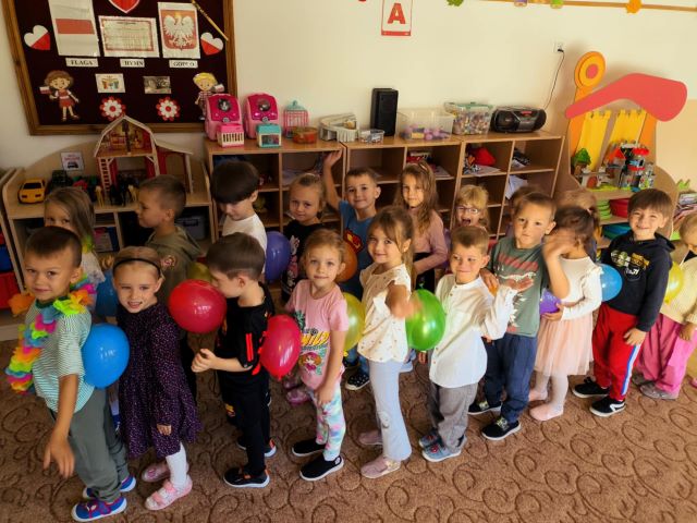 dzieci trzymają balony