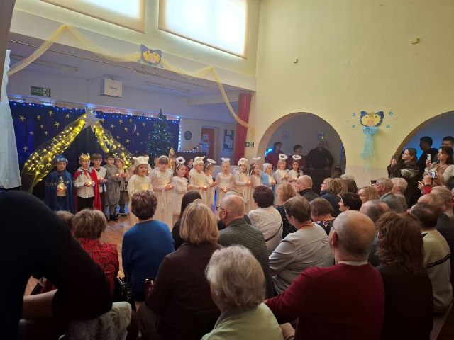 dzieci trzymaja swiatelka