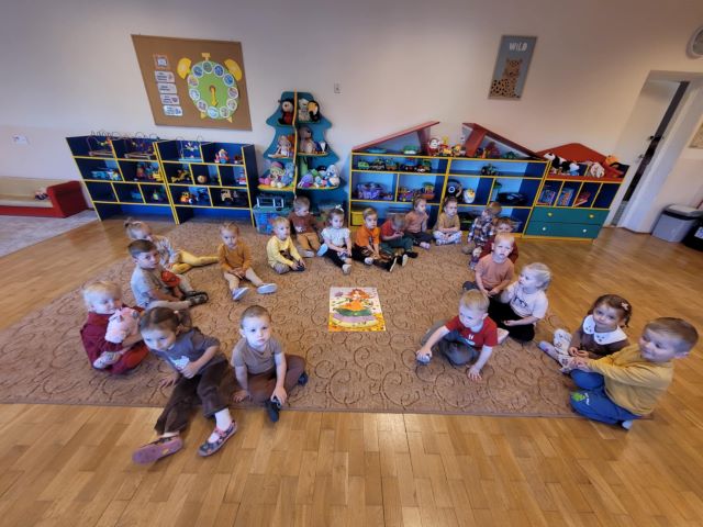 dzieci siedza na dywanie