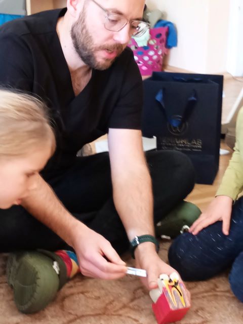 dentysta pokazuje jak wyglada popsuty zab