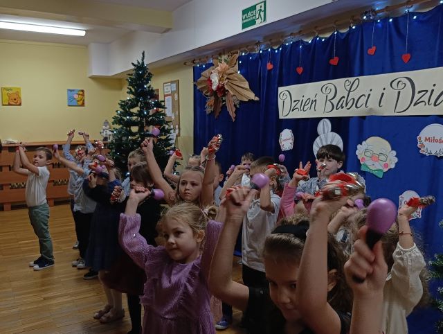 dzieci graja na instrumentach