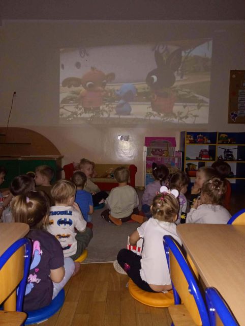 dzieci ogladaja bajke