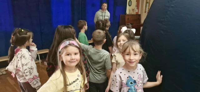 dzieci przed kinem sferycznym