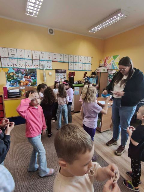 dzieci dostaja obrazki