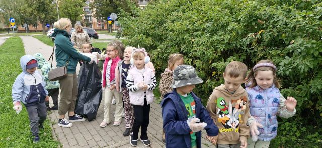 dzieci zbieraja smieci